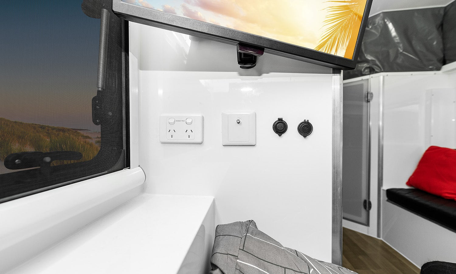 Outback Xplorer HKC15hb 15ft Off Road Hybrid Caravan — Image 21 — Roam Offroad