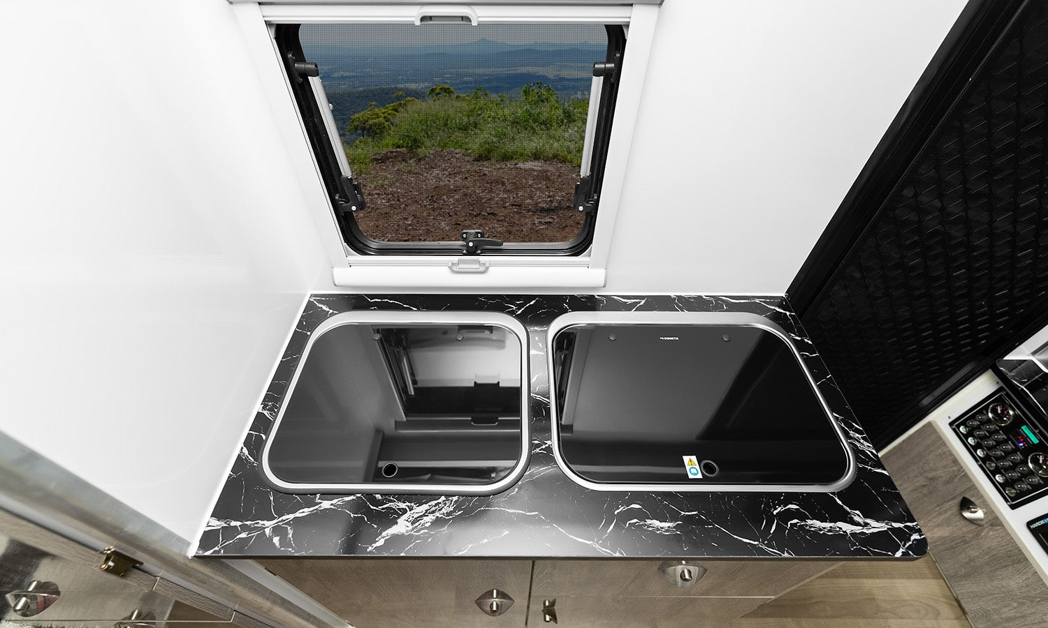 Outback Xplorer HKC15hb 15ft Off Road Hybrid Caravan — Image 23 — Roam Offroad