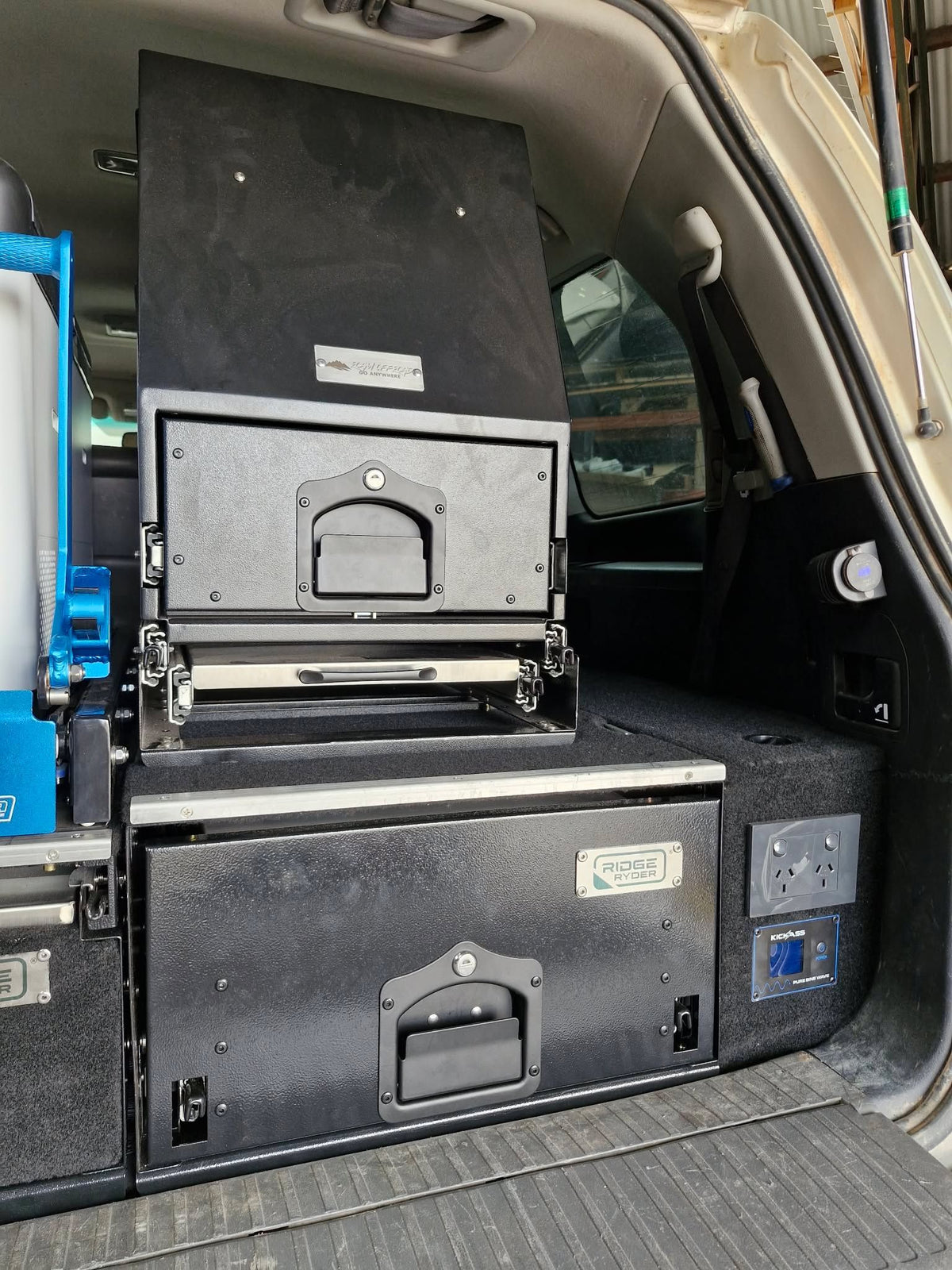 Drawer module and side outlet panel in the cargo area